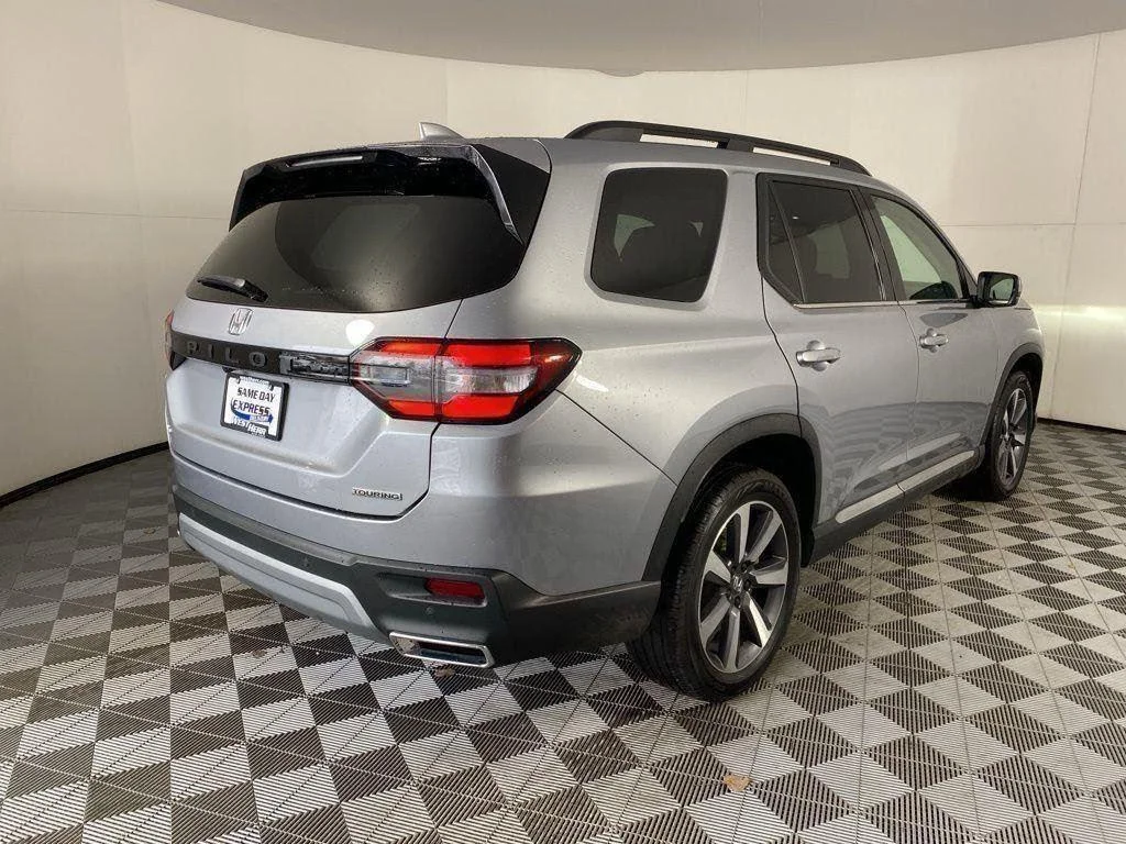Used 2023 Lunar Silver Metallic Honda Touring image 11