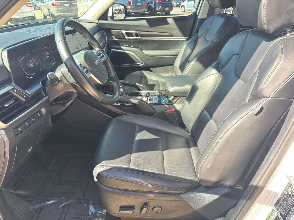 Used 2025 White Kia S image 28