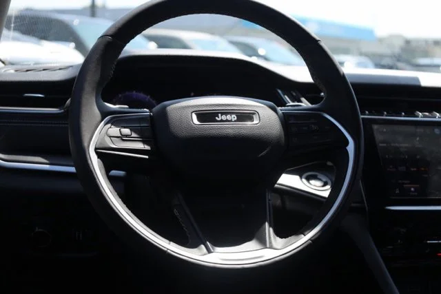 Used 2023 White Jeep Laredo image 9