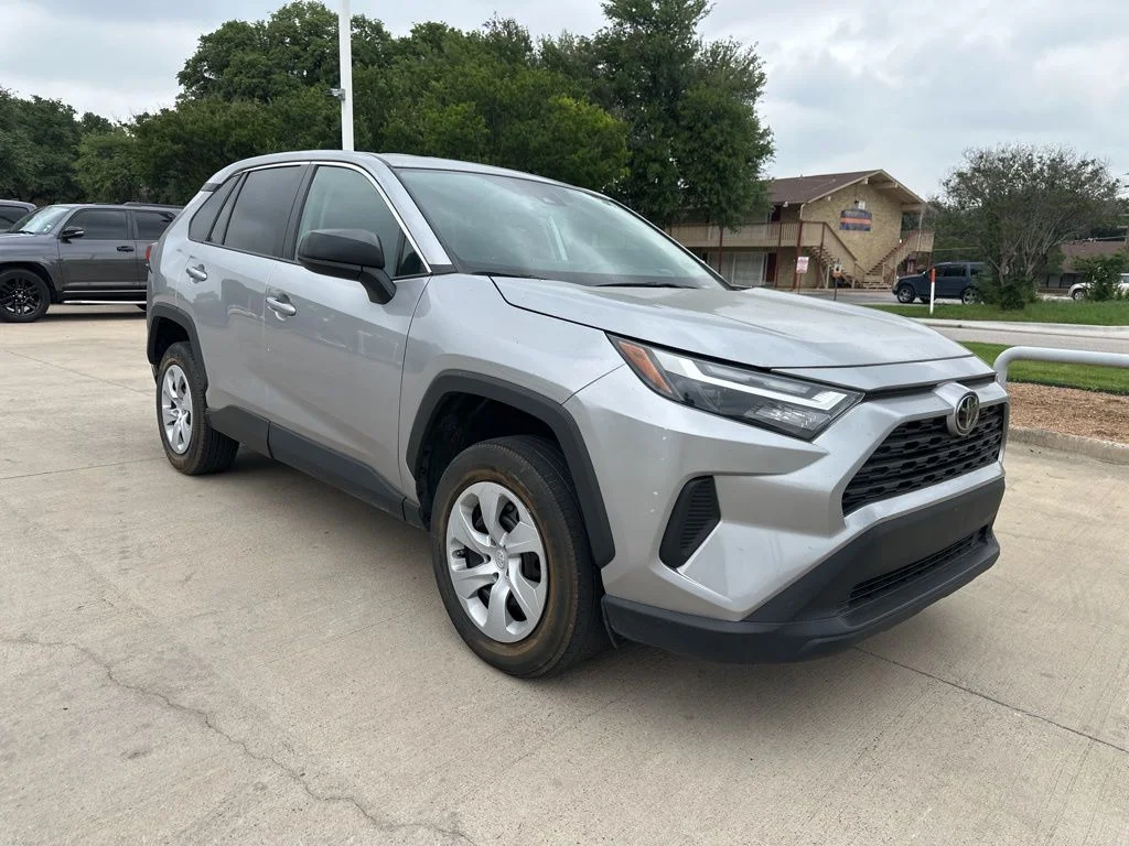2024 Toyota RAV4 LE - Photo 8