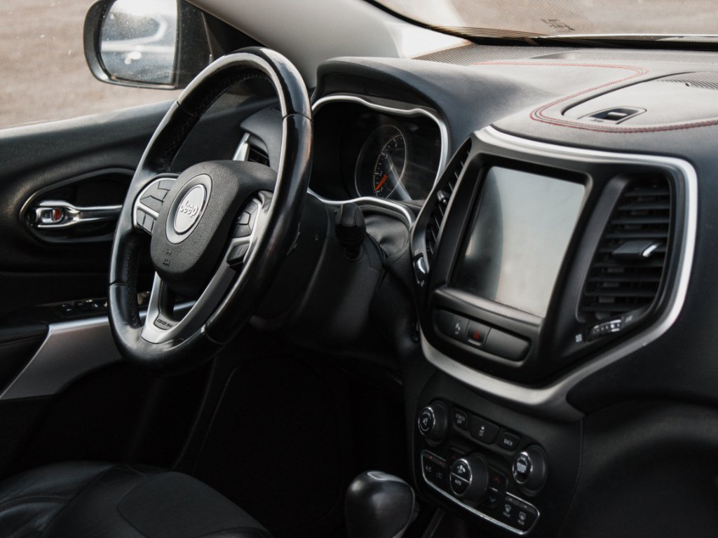 Used 2018 Billet Silver Metallic Clearcoat Jeep Trailhawk image 31
