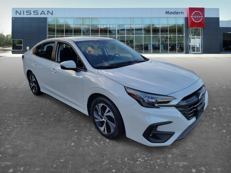 Used 2025 Crystal White Pearl Subaru Premium image 3