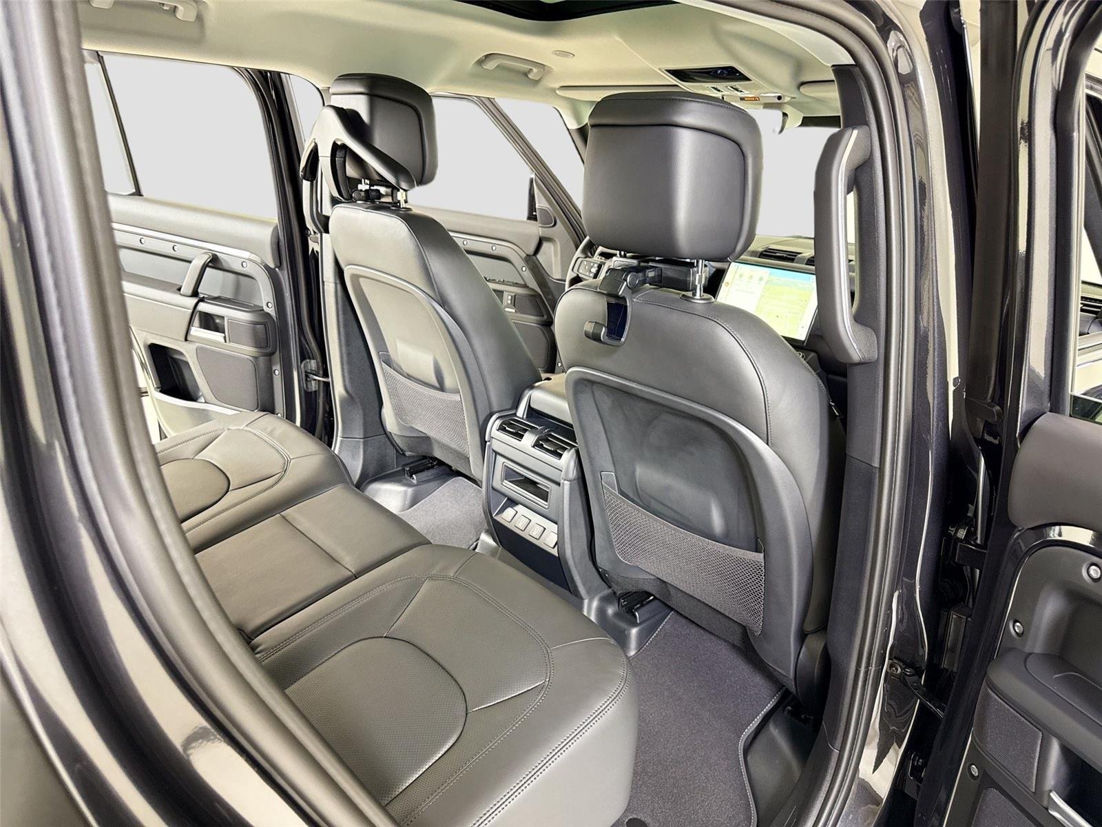 Used 2026 Carpathian Grey Premium Metallic Land Rover X-Dynamic SE | Urban Widetrack Build image 25