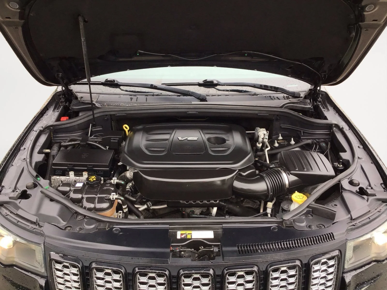 Used 2018 Diamond Black Crystal Pearlcoat Jeep Altitude image 29