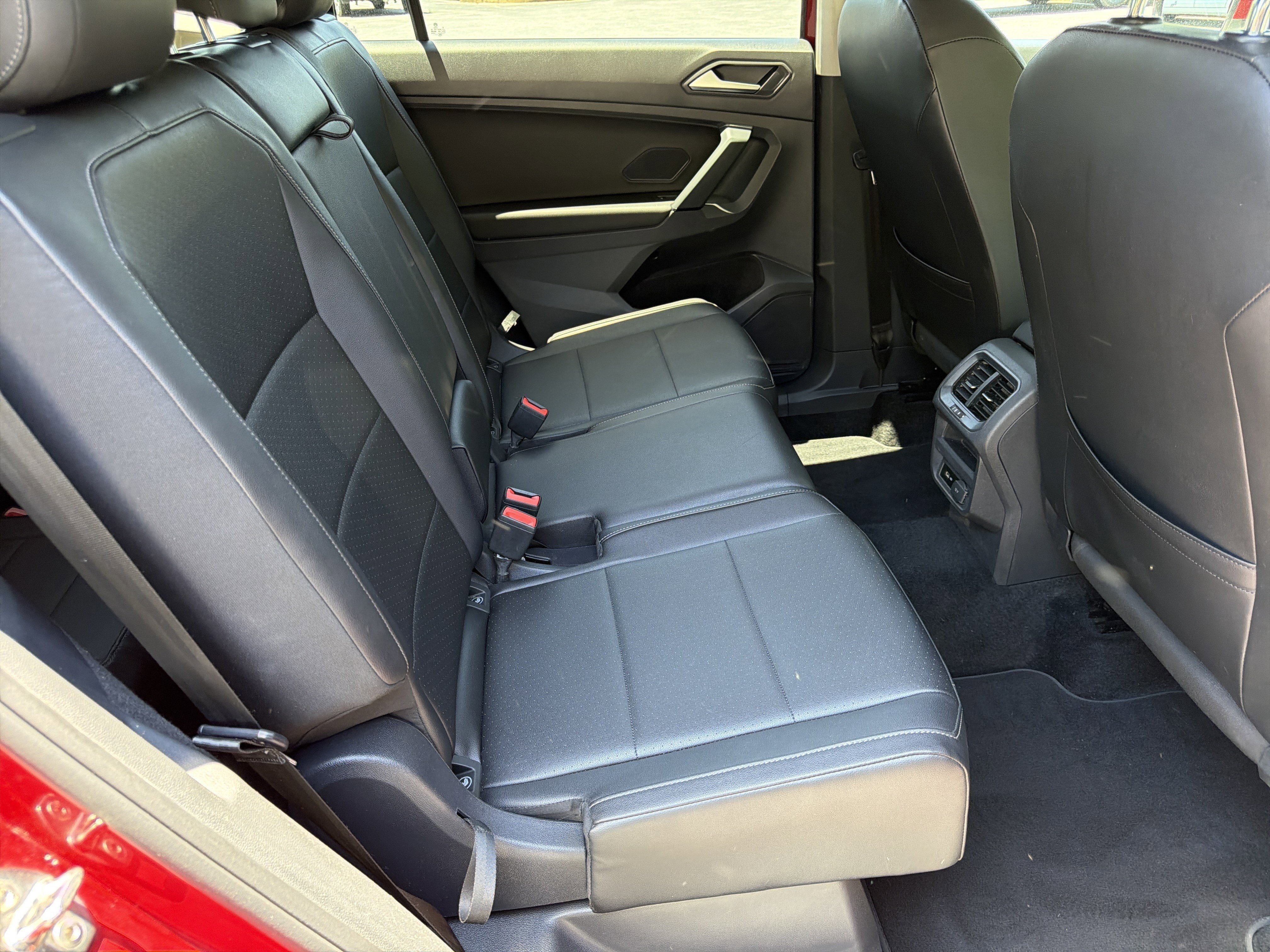 Used 2019  Volkswagen SE image 15