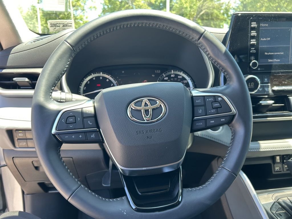 Used 2021 Silver Toyota XLE image 11