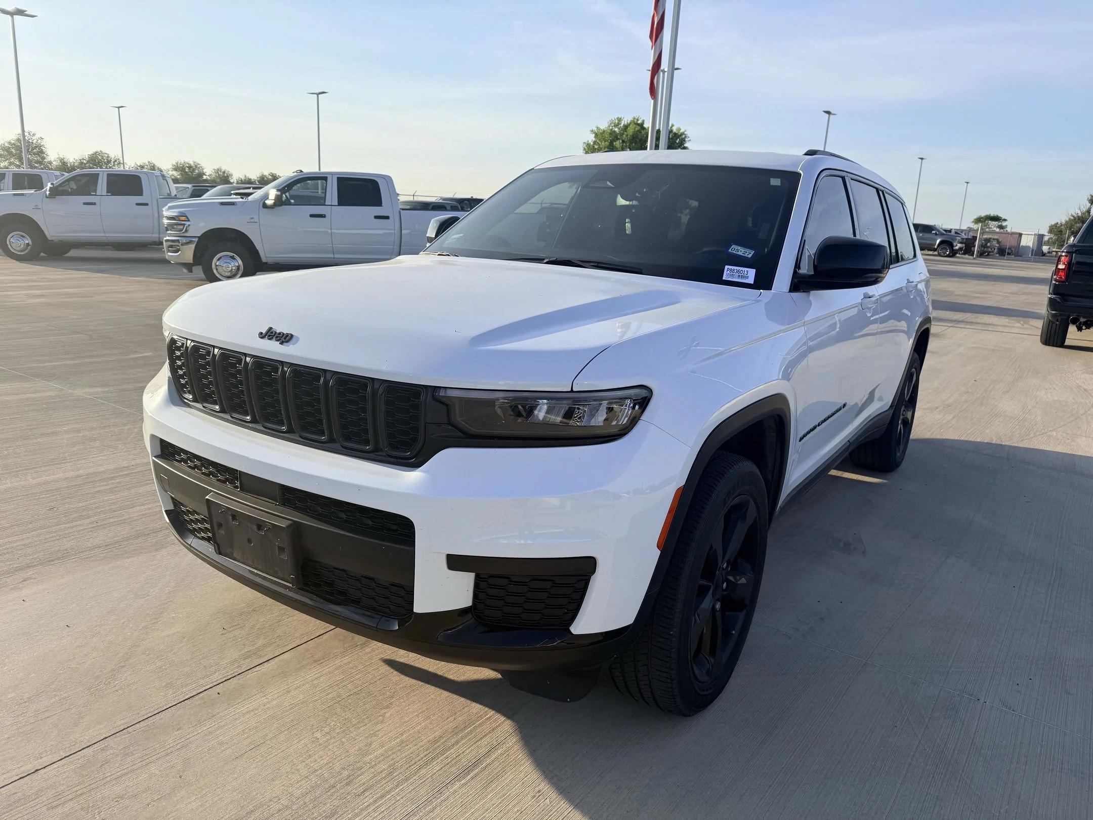 Used 2023 White Jeep Altitude image 10