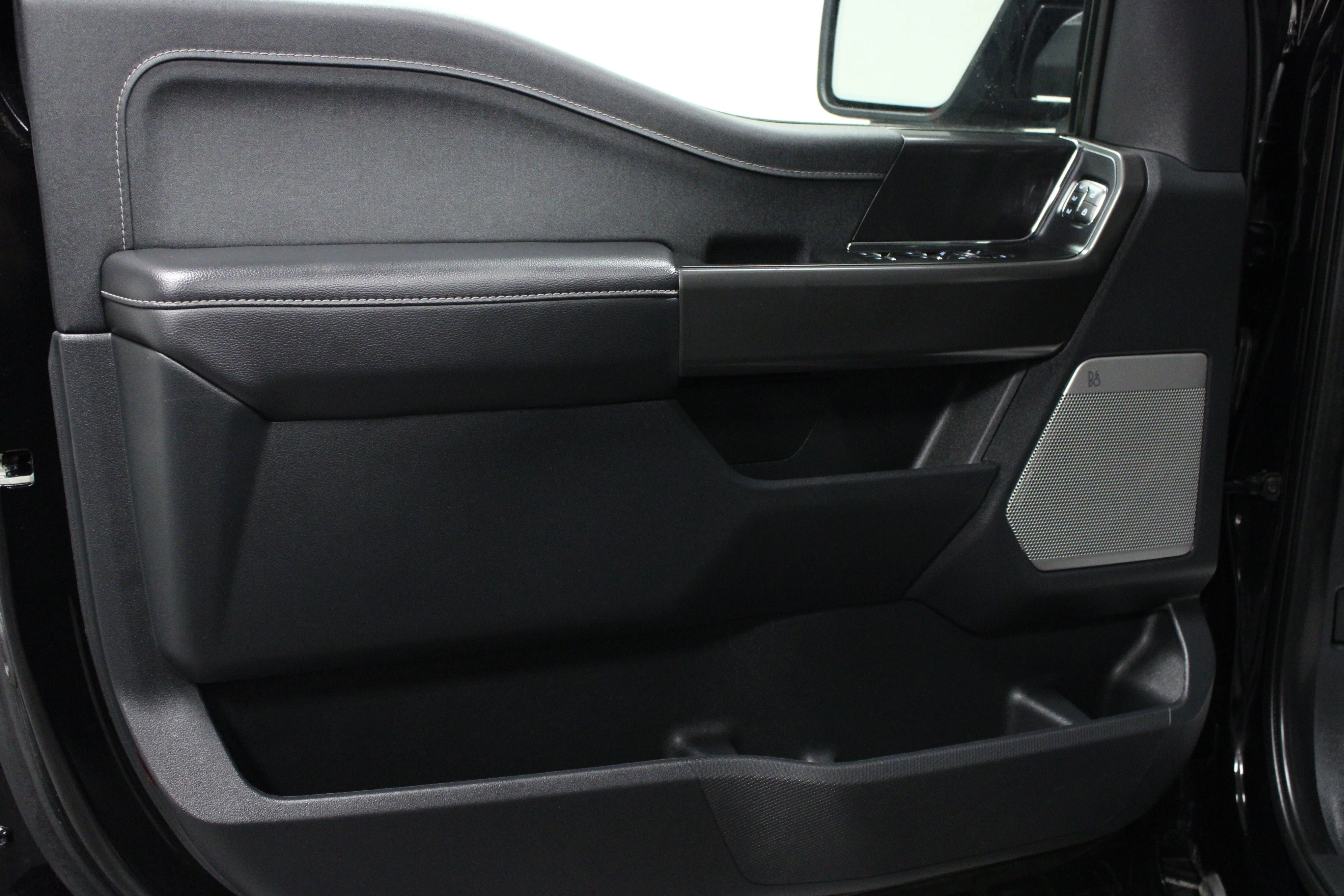 Used 2025 Agate Black Metallic Ford LARIAT image 11