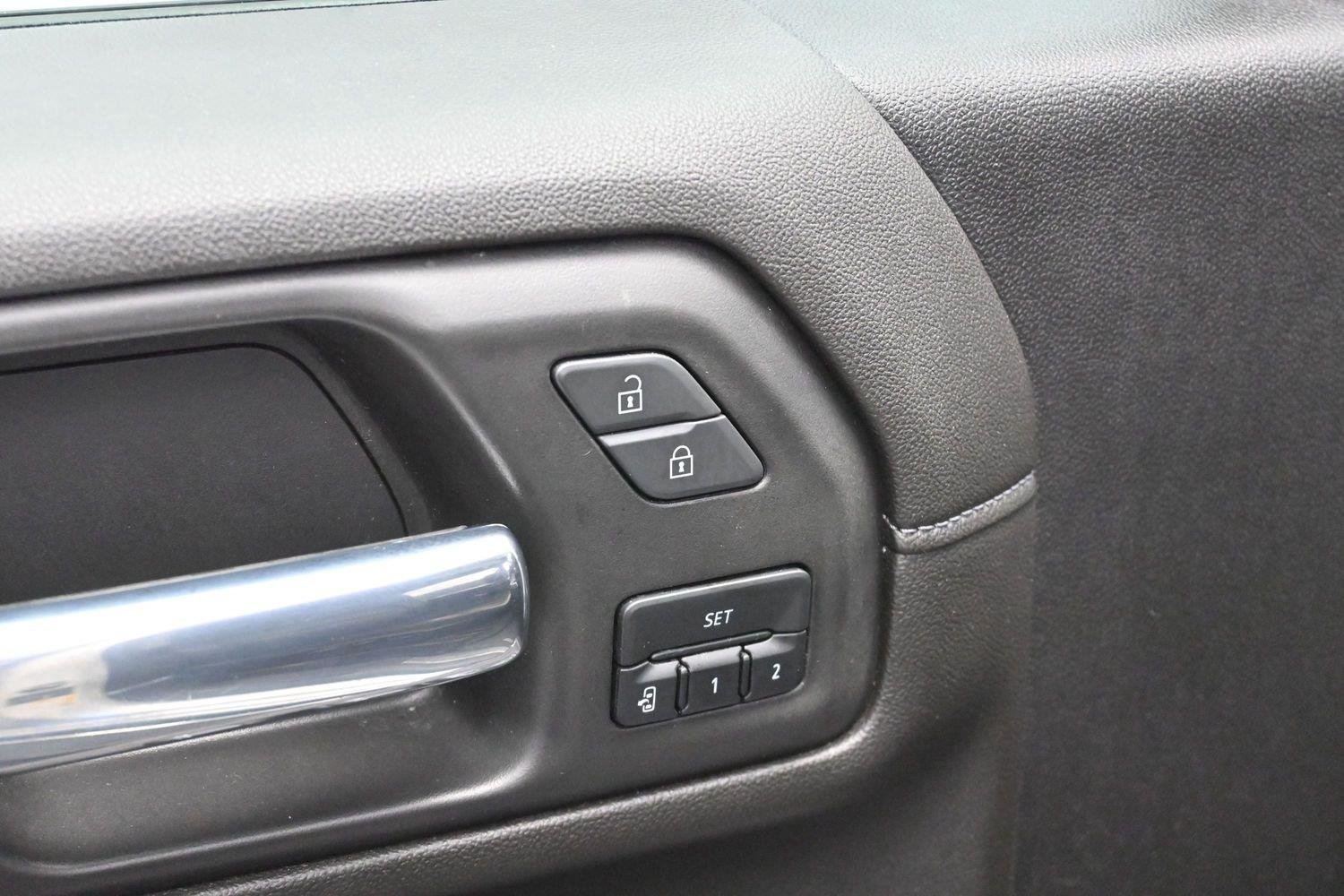 Used 2022 White Frost Tricoat GMC Denali image 10