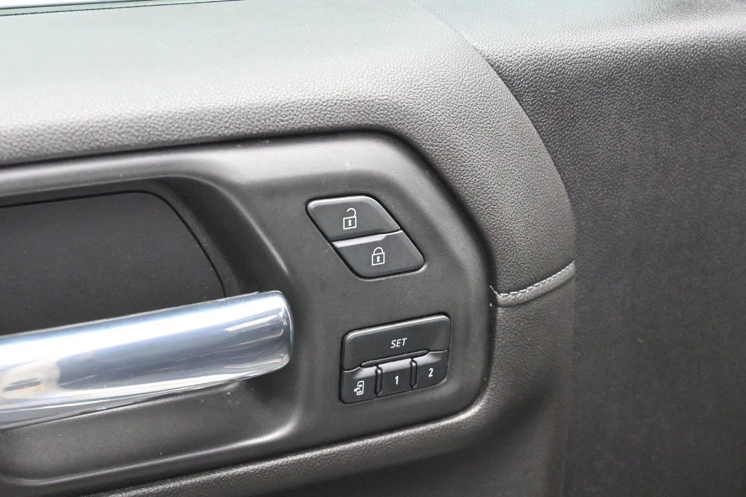 Used 2022 White Frost Tricoat GMC Denali image 10