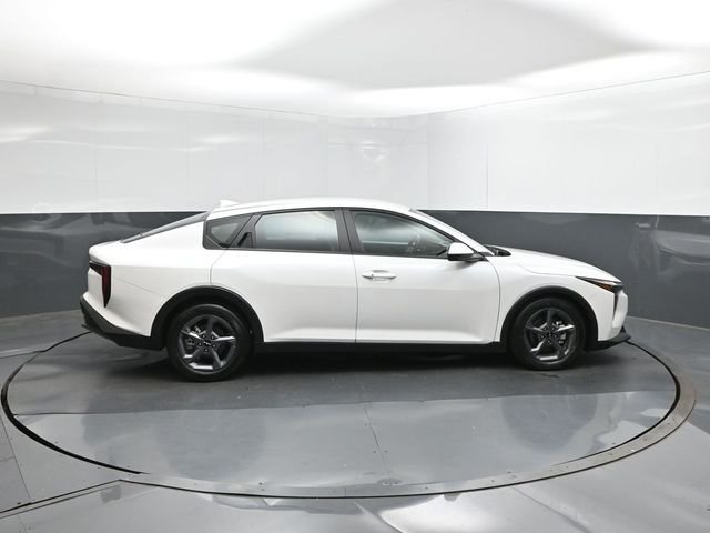 Used 2025 White Kia LXS image 11