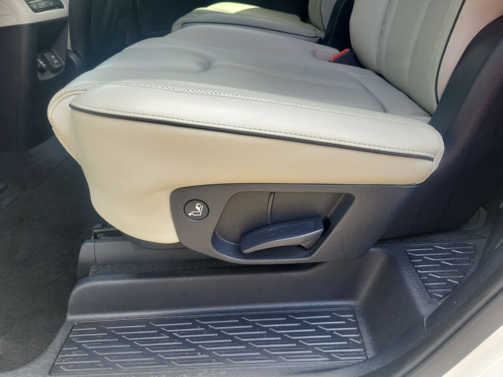 Used 2021 White Hyundai Calligraphy image 35