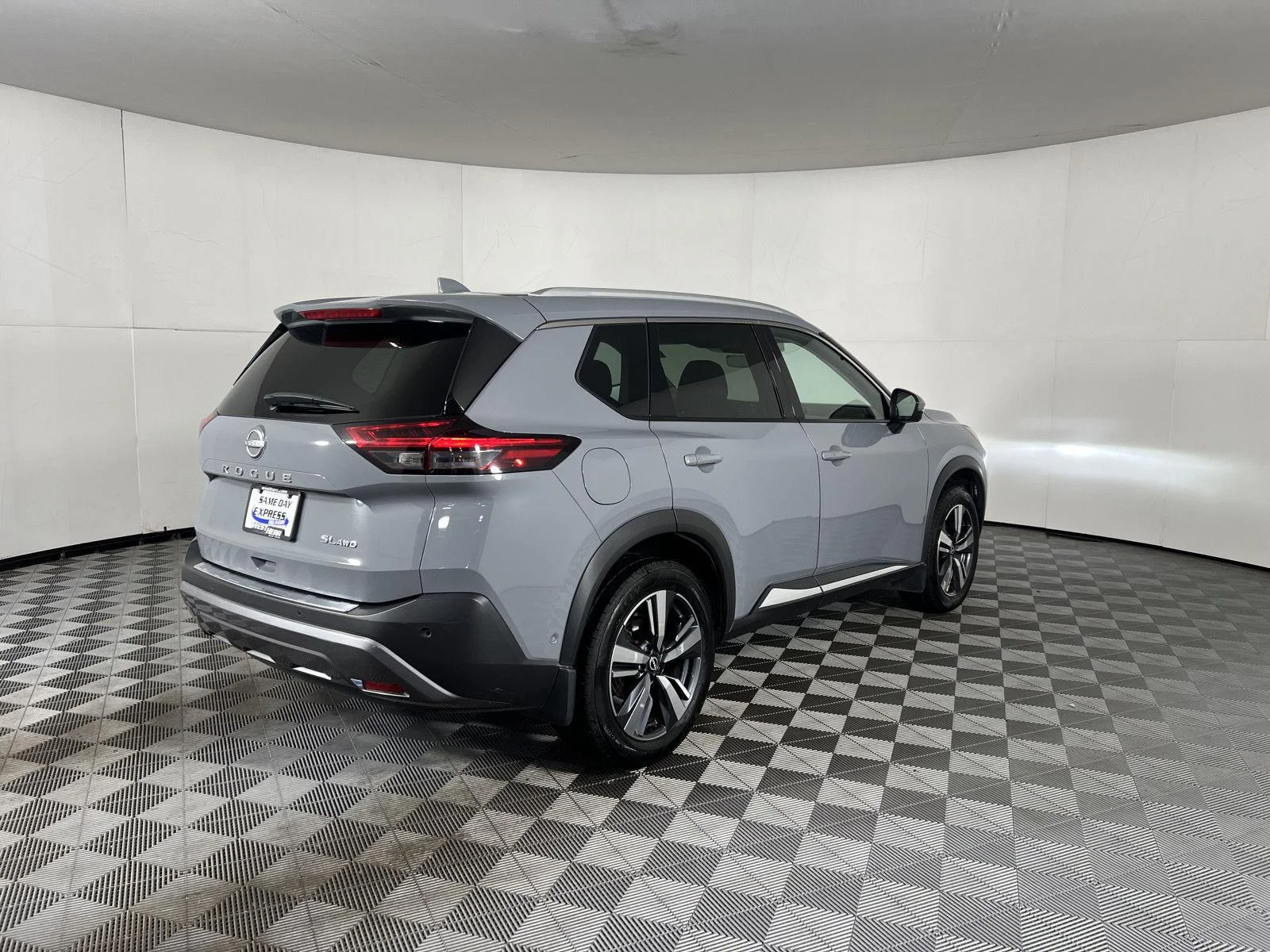 Used 2022 Boulder Gray Pearl Nissan SL image 11