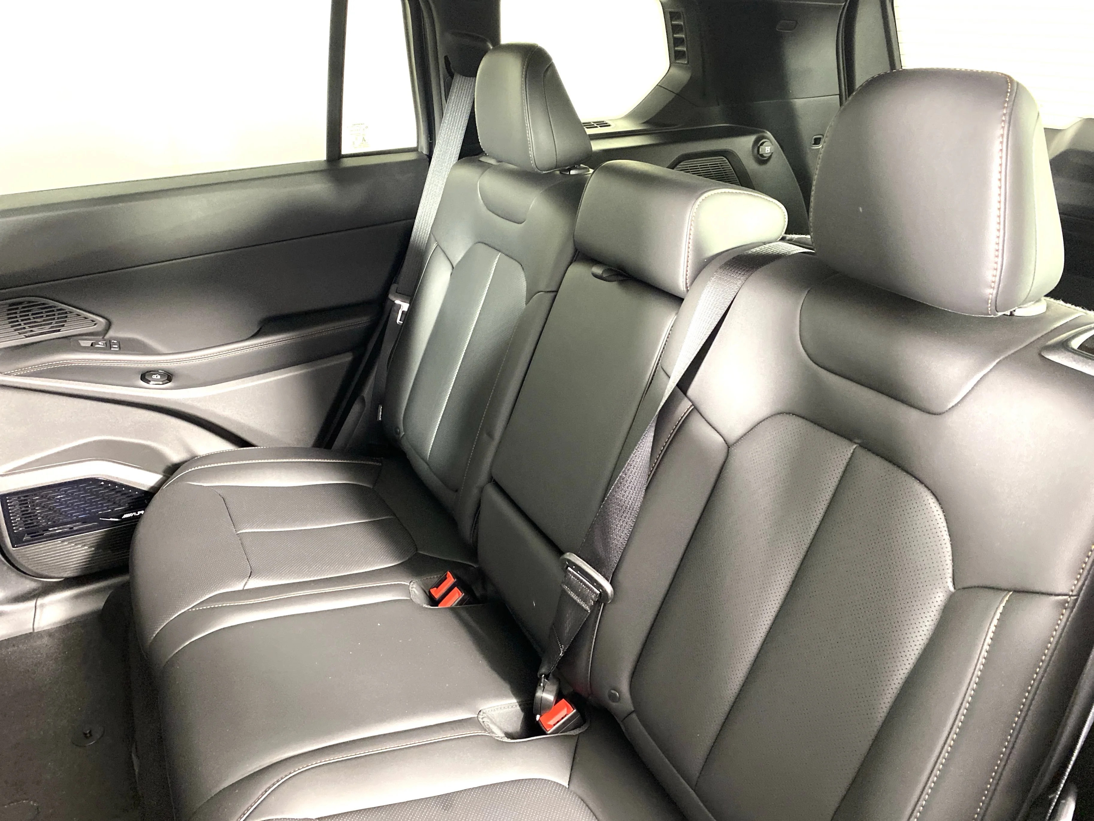 New 2026 Diamond Black Crystal Pearl-Coat Exterior Paint Jeep Limited image 30