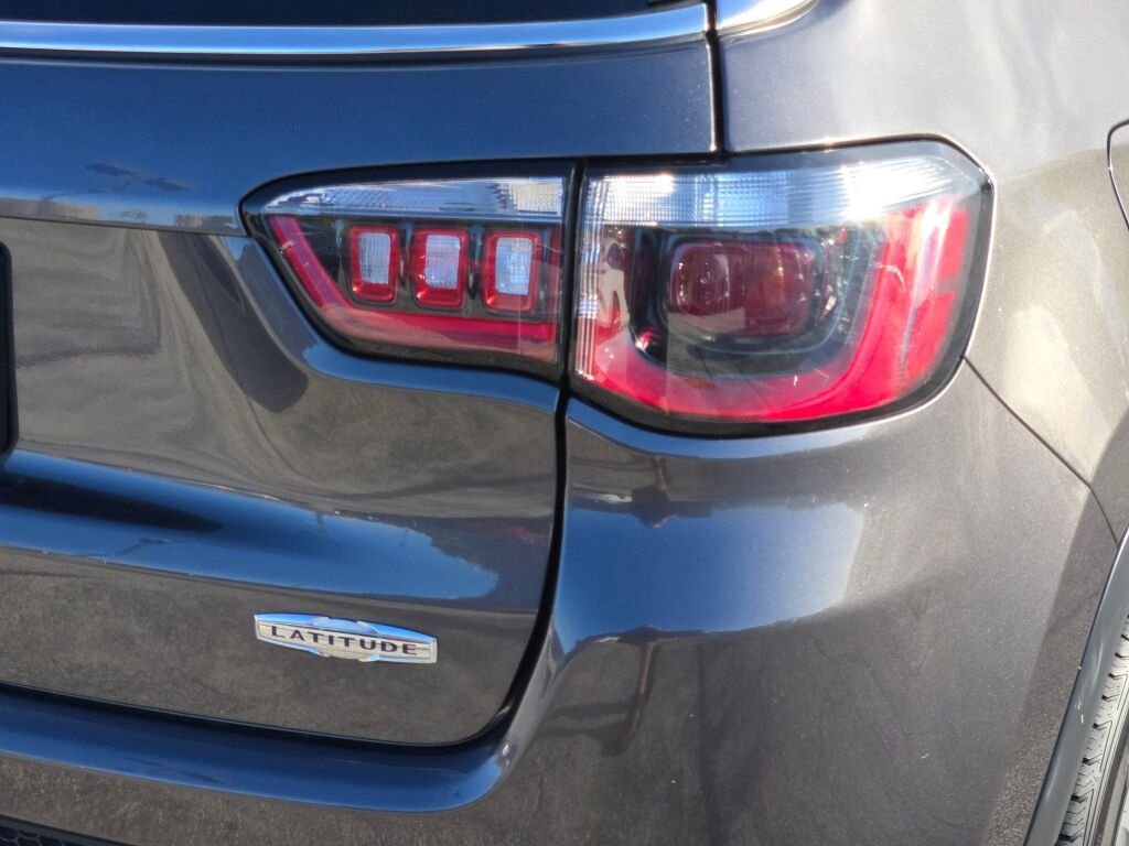Used 2024  Jeep Latitude image 11