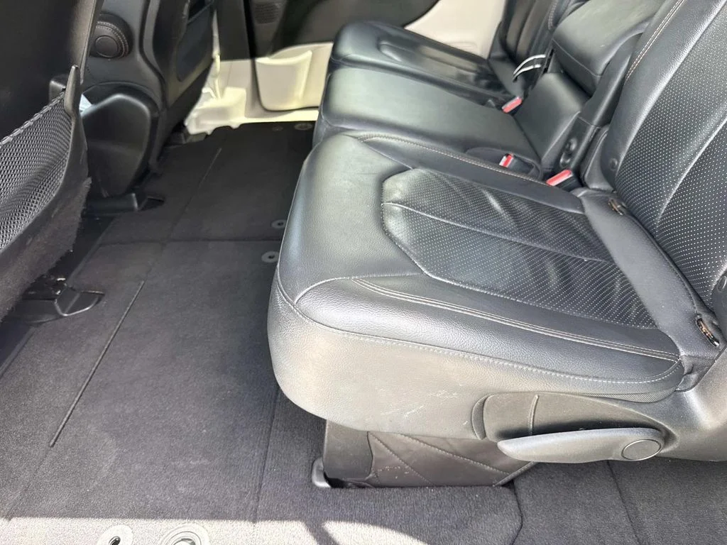 Used 2018 White Chrysler Touring L image 14