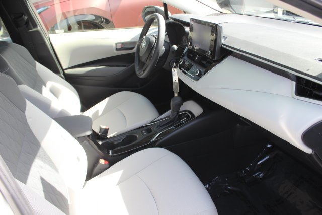 Used 2022 White Toyota LE image 29