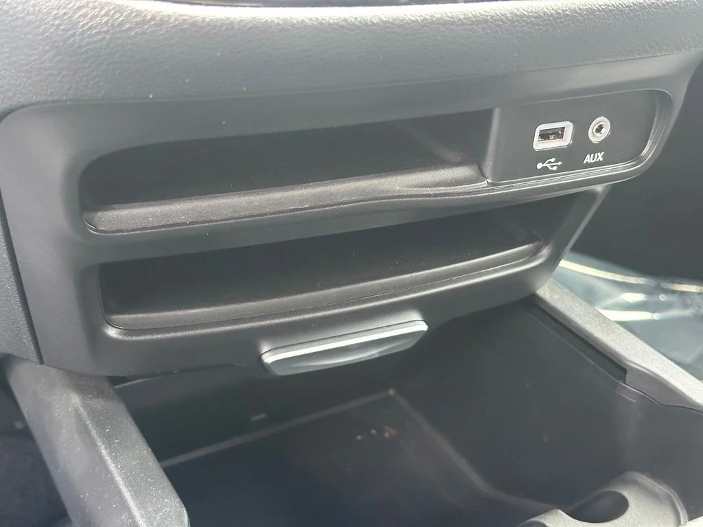 Used 2018 White Chrysler Touring L image 7