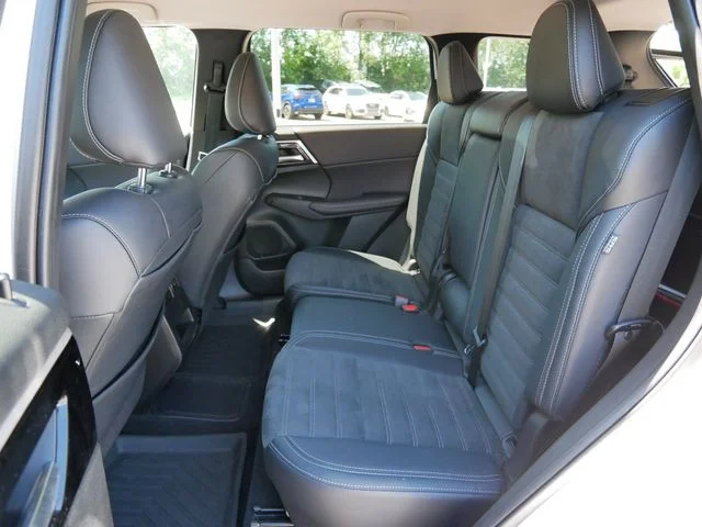 Used 2023 White Diamond/Black Roof Mitsubishi SE image 11