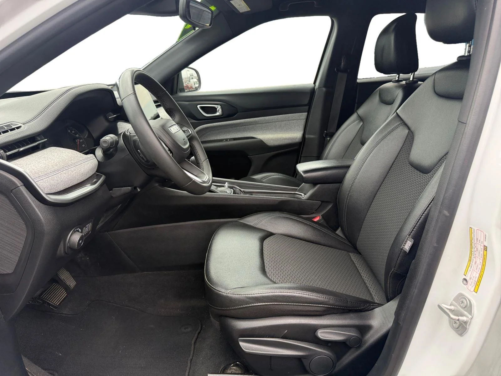 Used 2024 WHITE JEEP LATITUDE 4X4 image 10