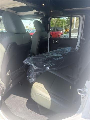 New 2026 Bright White Clear-Coat Exterior Paint Jeep Mojave image 13