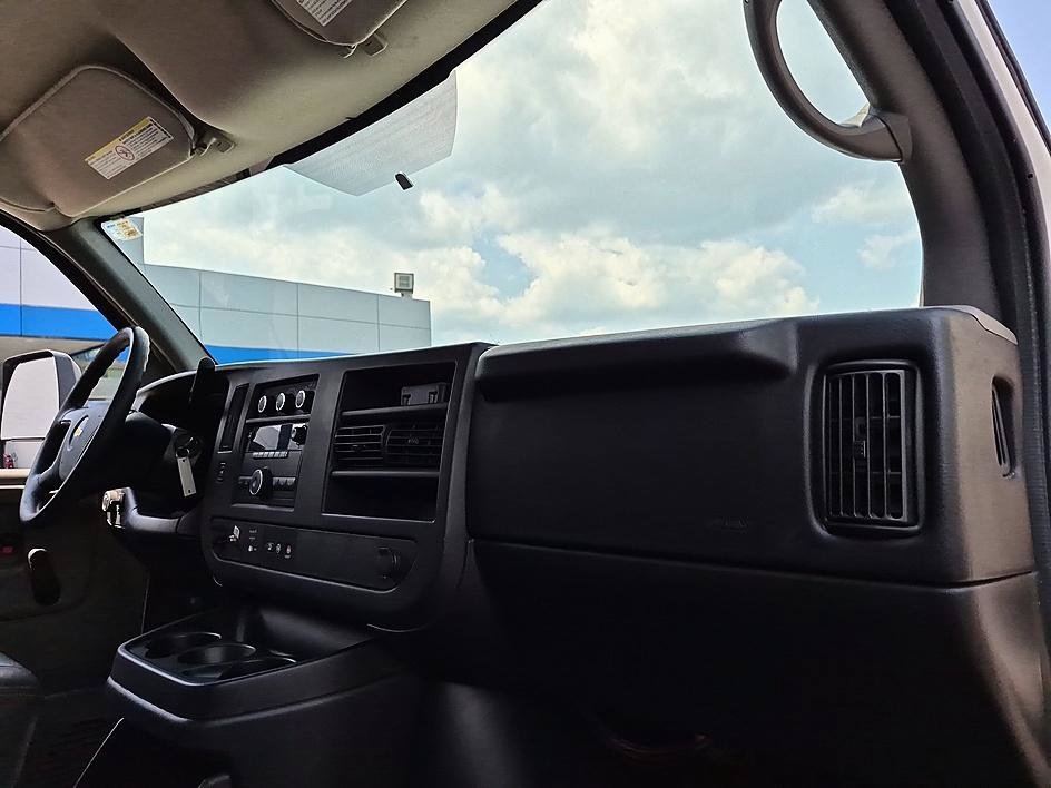 Used 2014 Summit White Chevrolet Work Van image 32