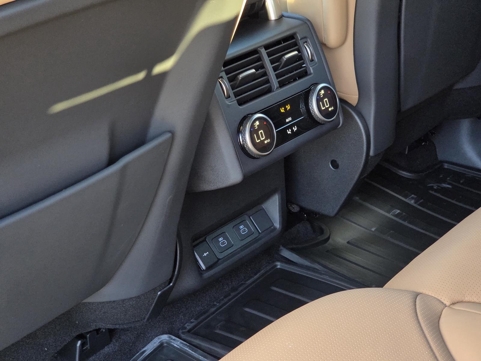 New 2026 Santorini Black Land Rover Dynamic SE image 37