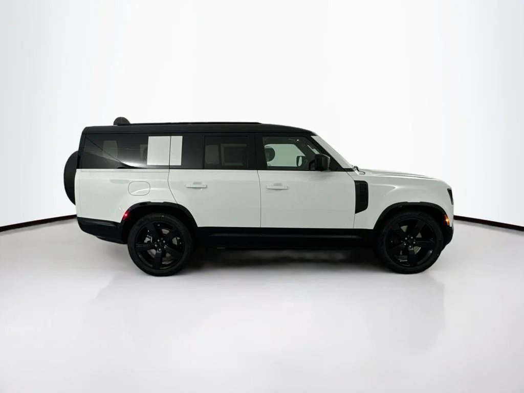 New 2026 Fuji White Land Rover X-Dynamic SE image 4