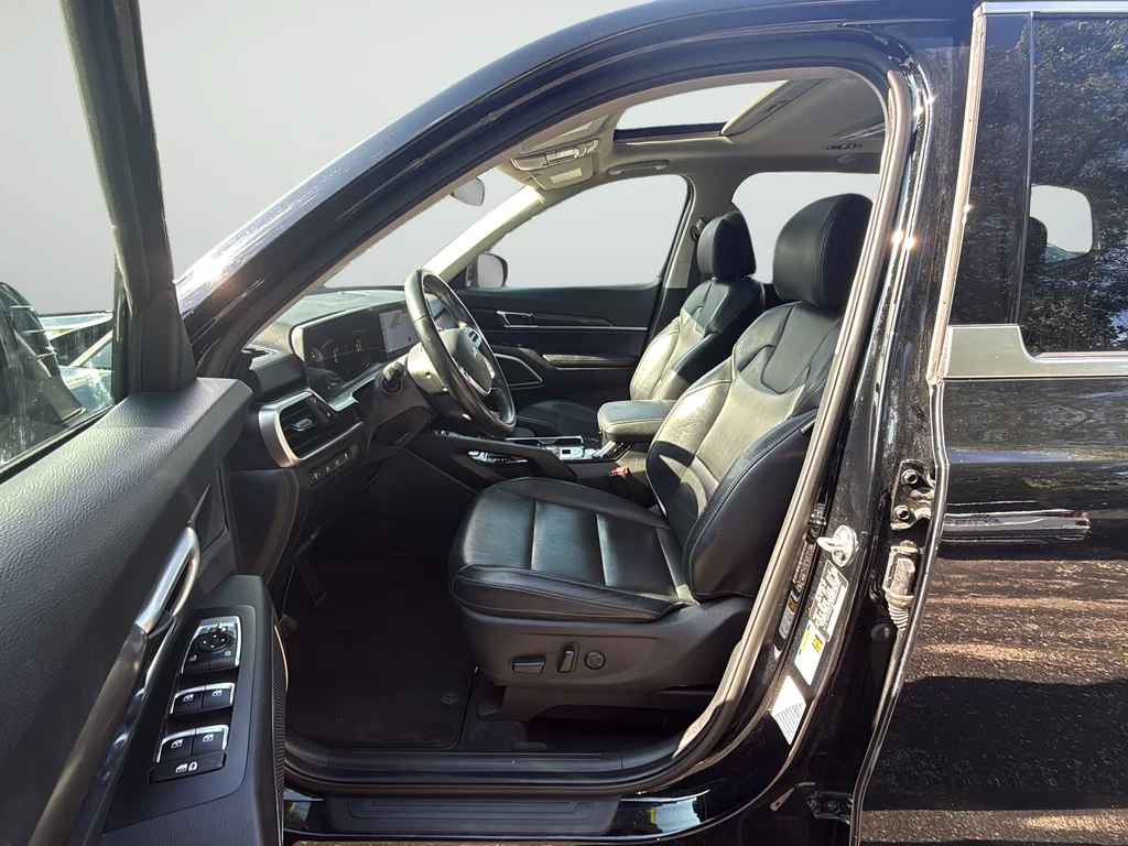 Used 2025 Black Kia S image 10