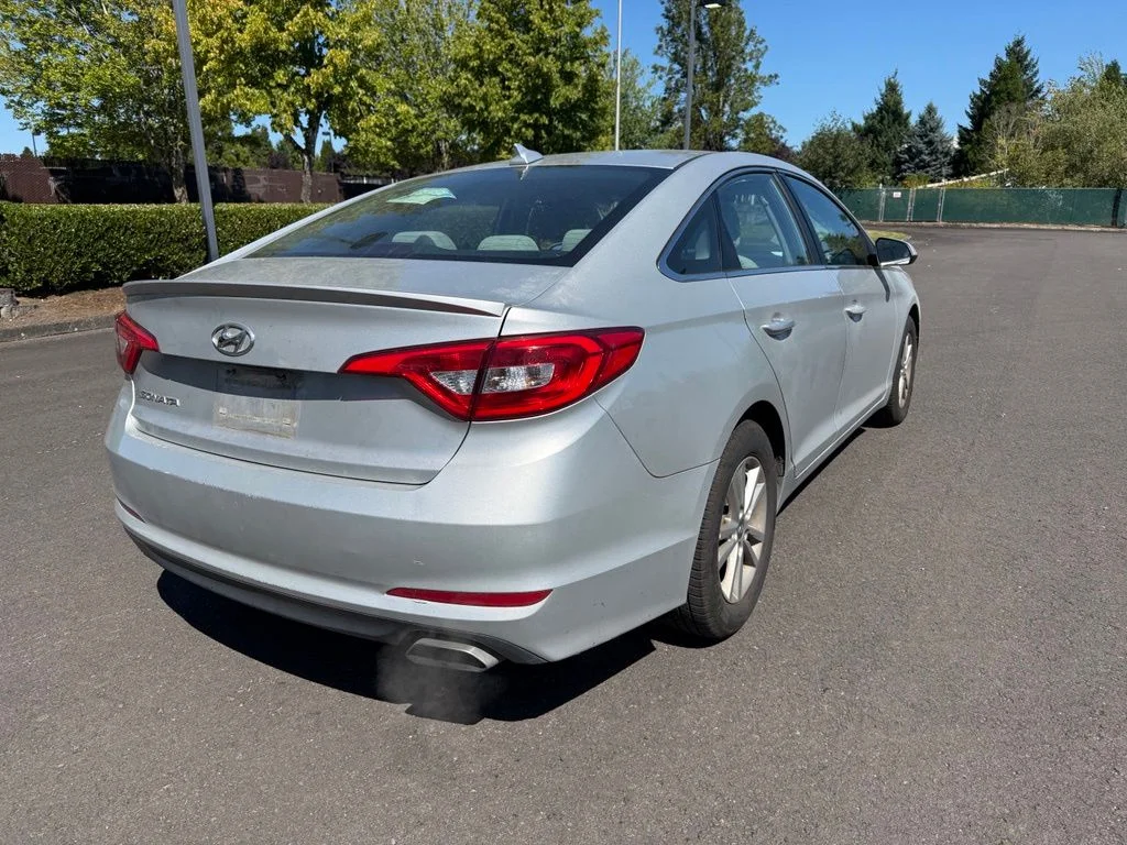 Used 2017 Silver Hyundai Base image 7