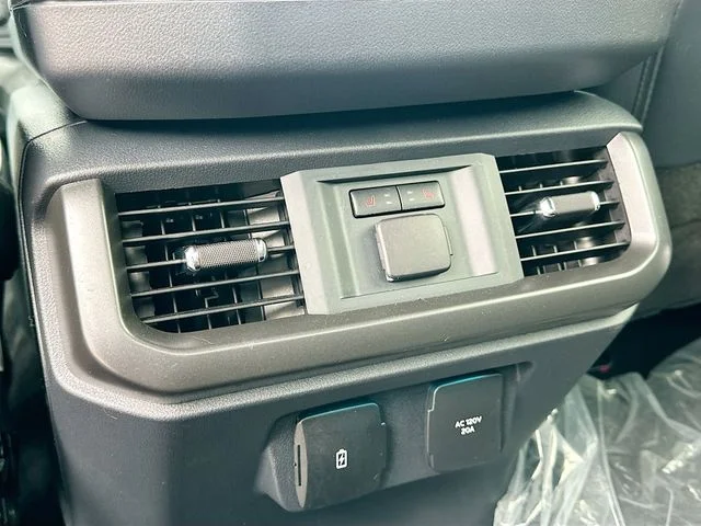 Used 2025 Silver Ford Lariat image 25