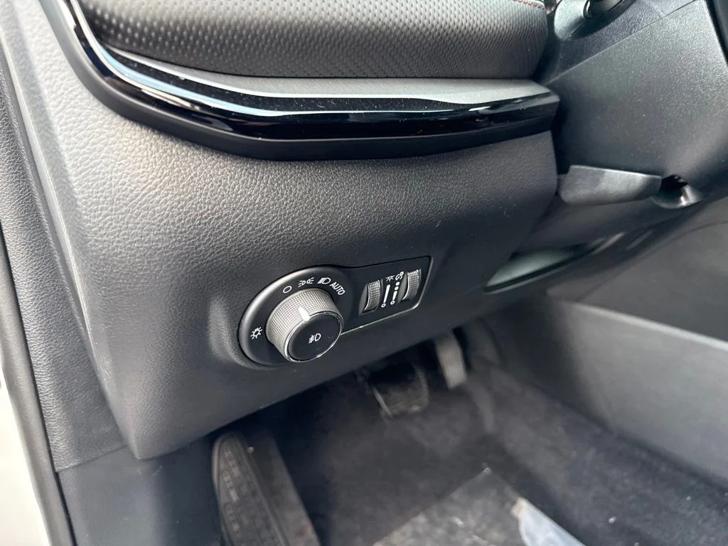 New 2026 Bright White Clear-Coat Exterior Paint Jeep Trailhawk image 18