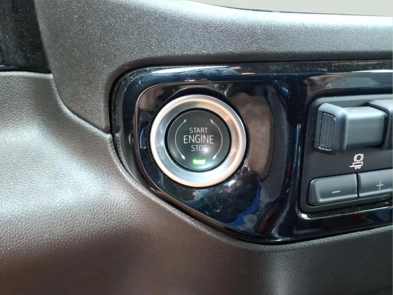 Used 2024 Iridescent Pearl Tricoat Chevrolet LTZ image 30