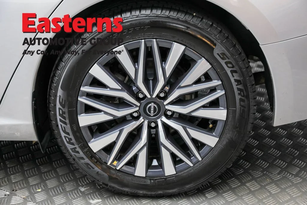 Used 2023 Silver Nissan 2.5 SV image 8