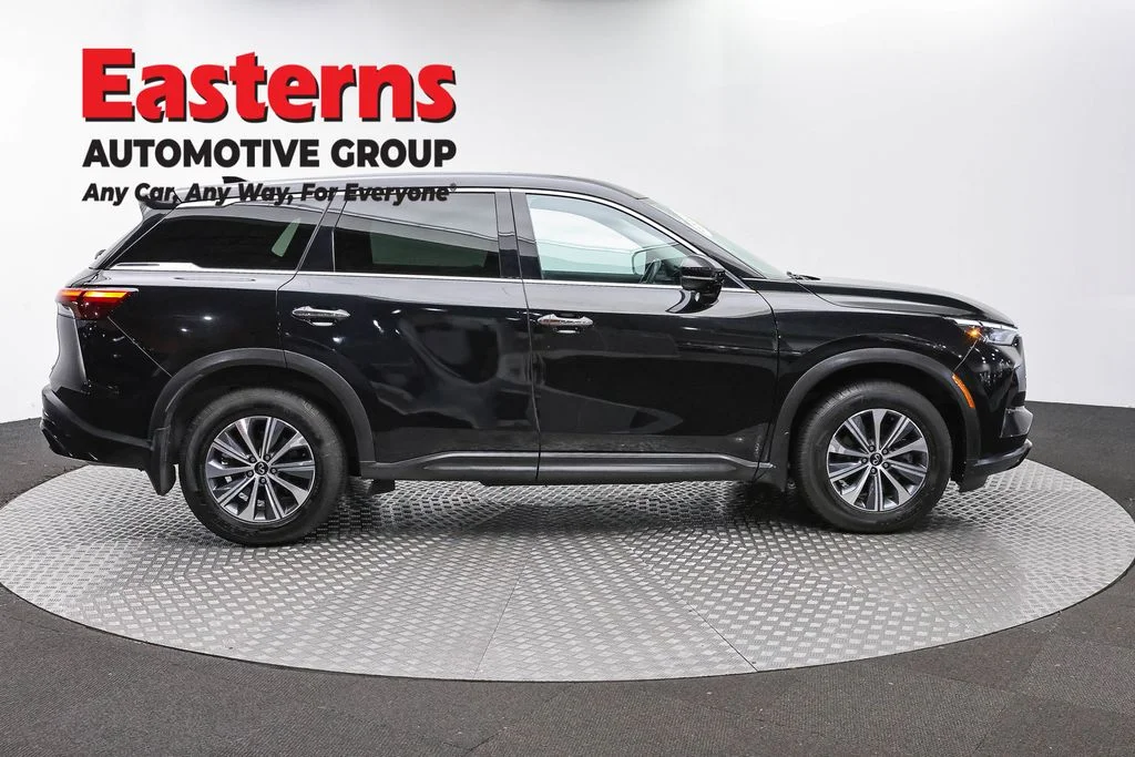 Used 2023 Black INFINITI PURE image 4