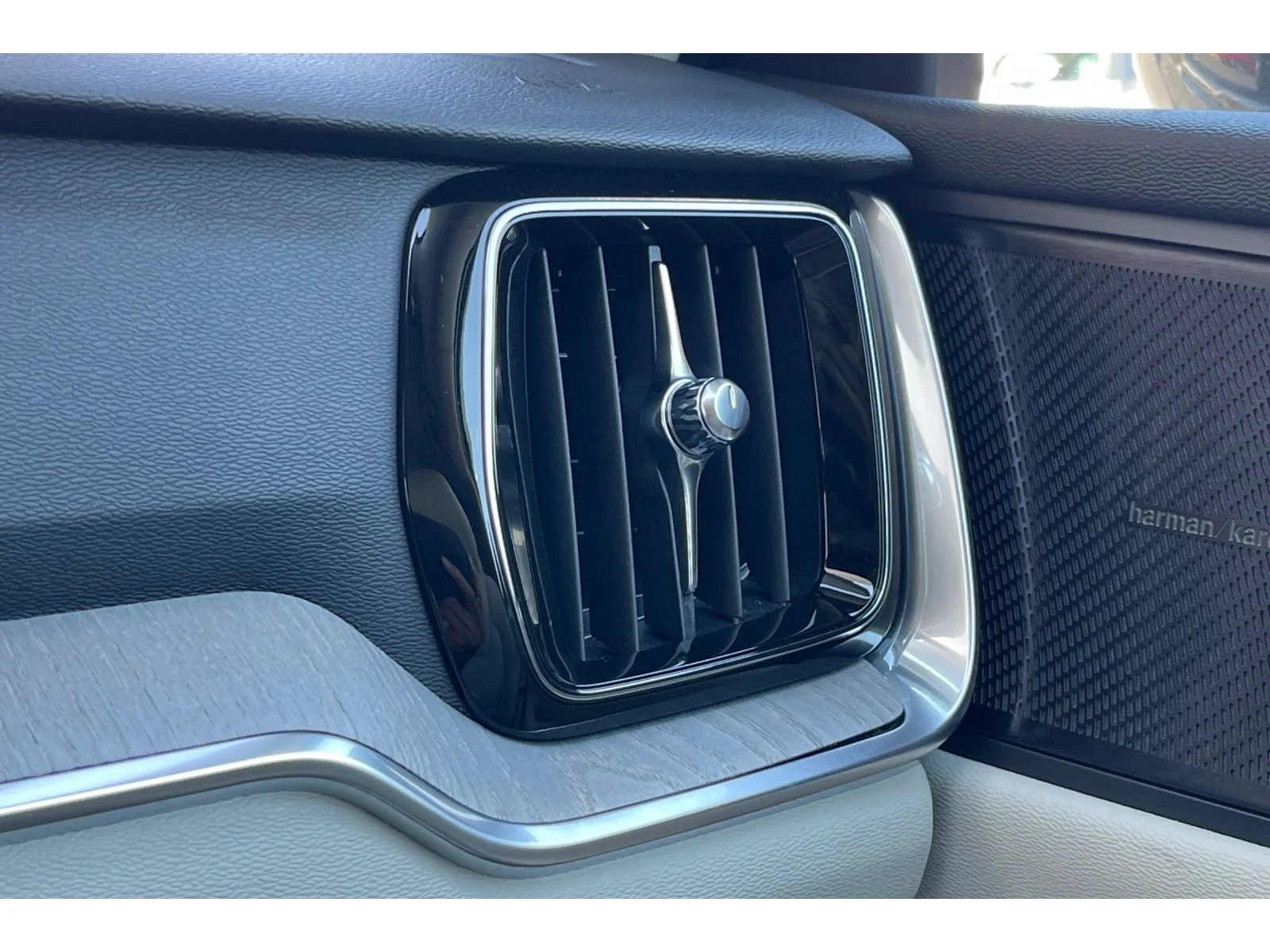 Used 2022 Pine Grey Metallic Volvo T5 image 30