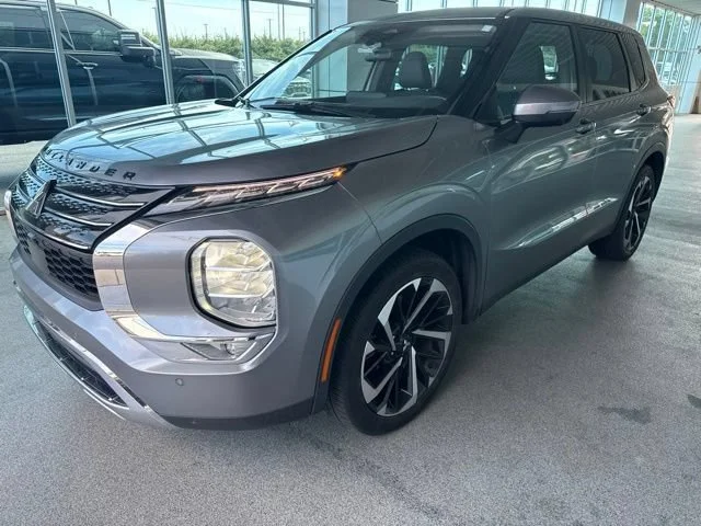 Used 2023 Gray Mitsubishi SE image 4