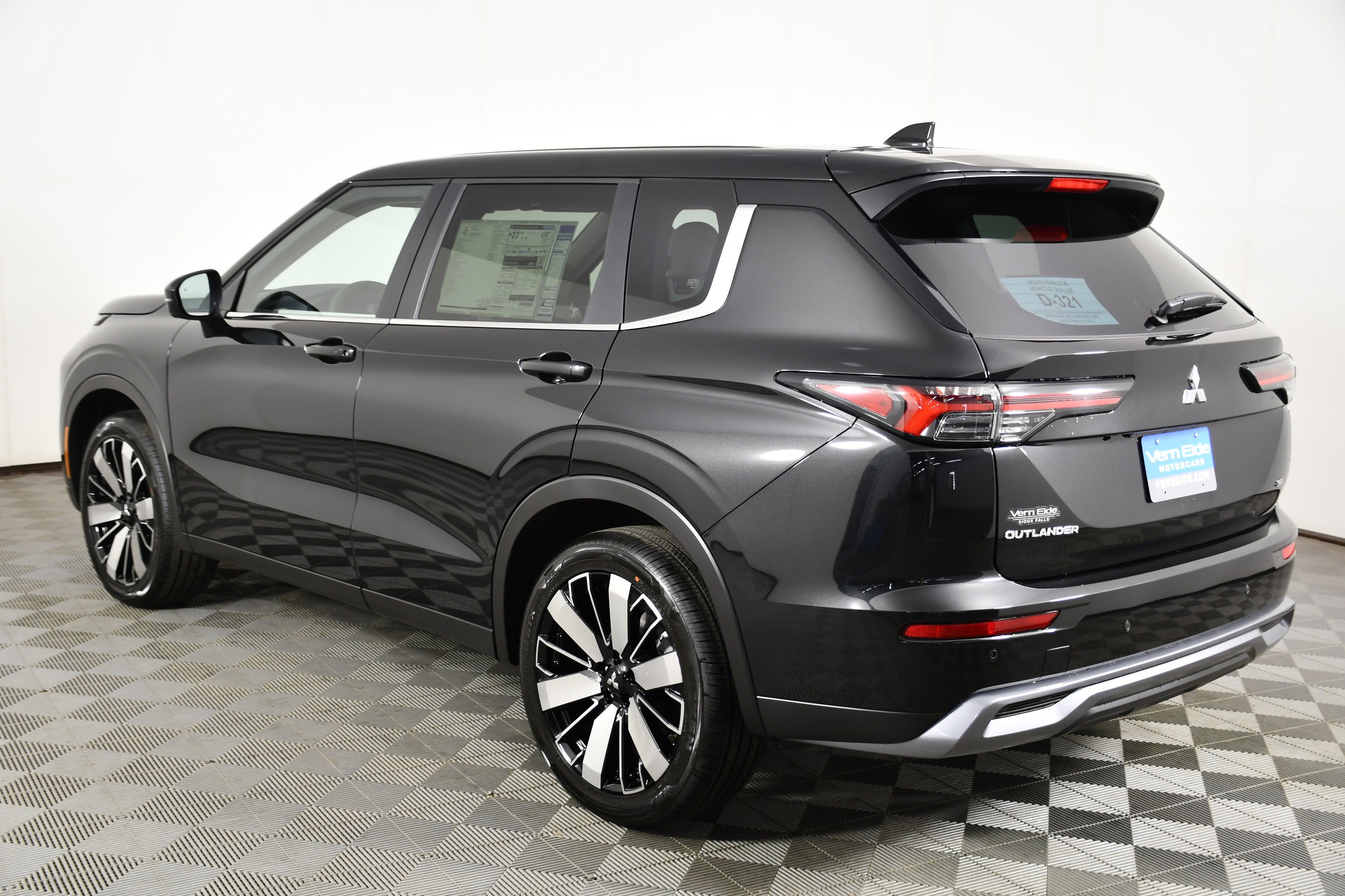 New 2026 Black Diamond Mitsubishi SE image 8