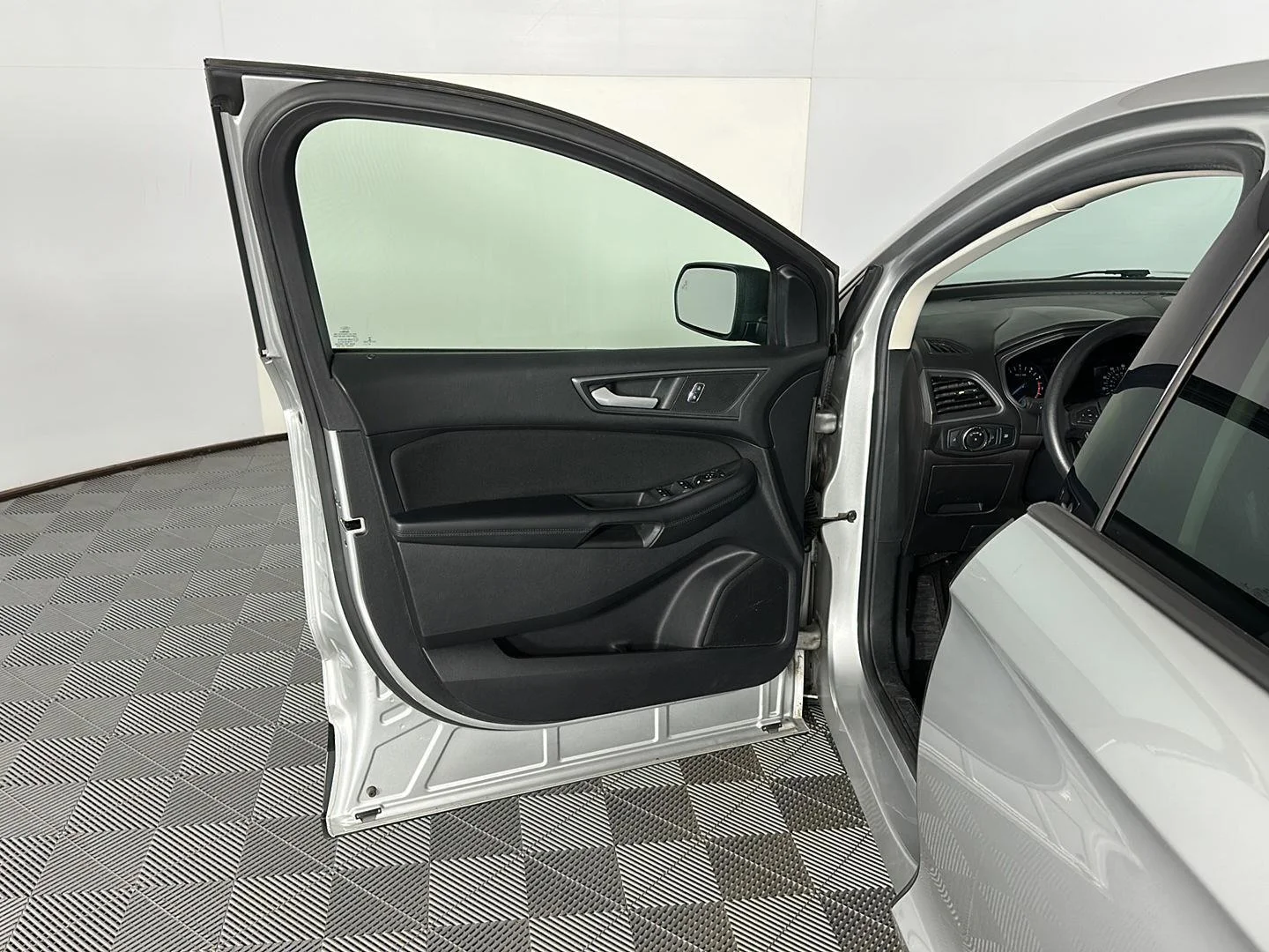Used 2019 Ingot Silver Ford SE image 17