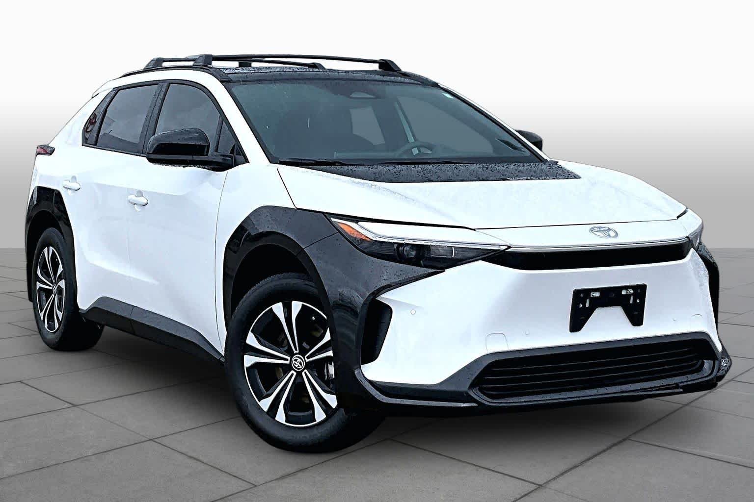 Used 2024 Wind Chill Pearl Toyota XLE image 2