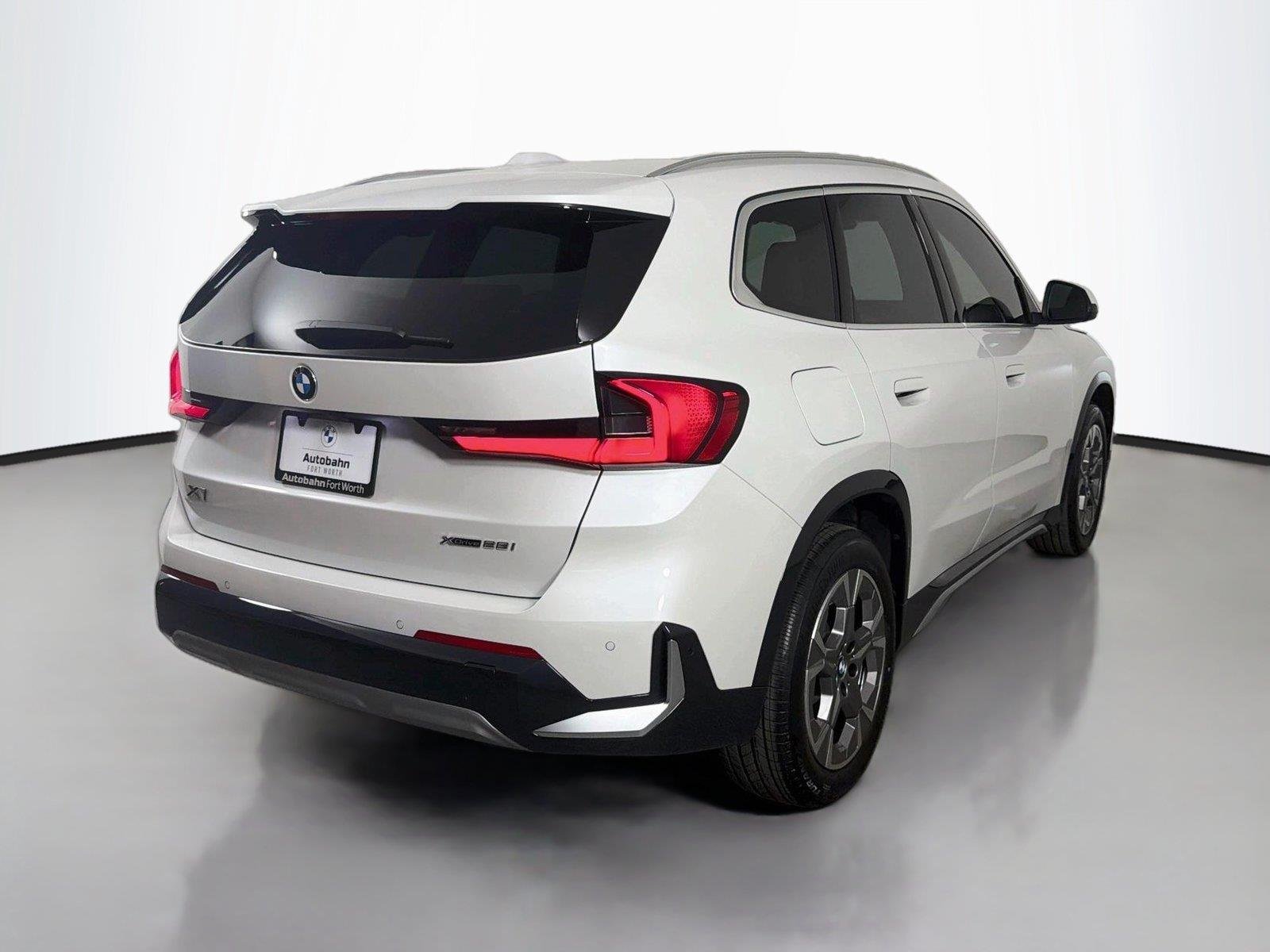New 2026 Mineral White Metallic BMW xDrive28i image 5