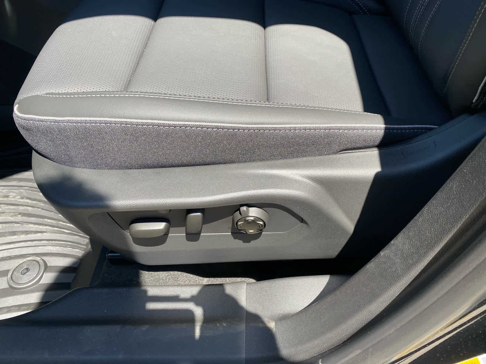 New 2026 Ebony Twilight Metallic Buick Avenir image 11