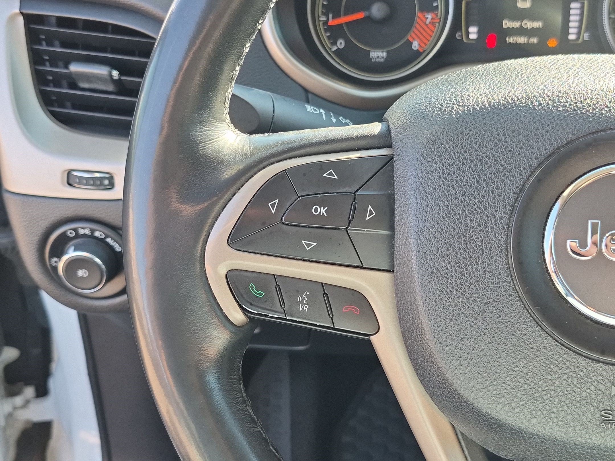 Used 2015 Bright White Clearcoat Jeep Latitude image 17