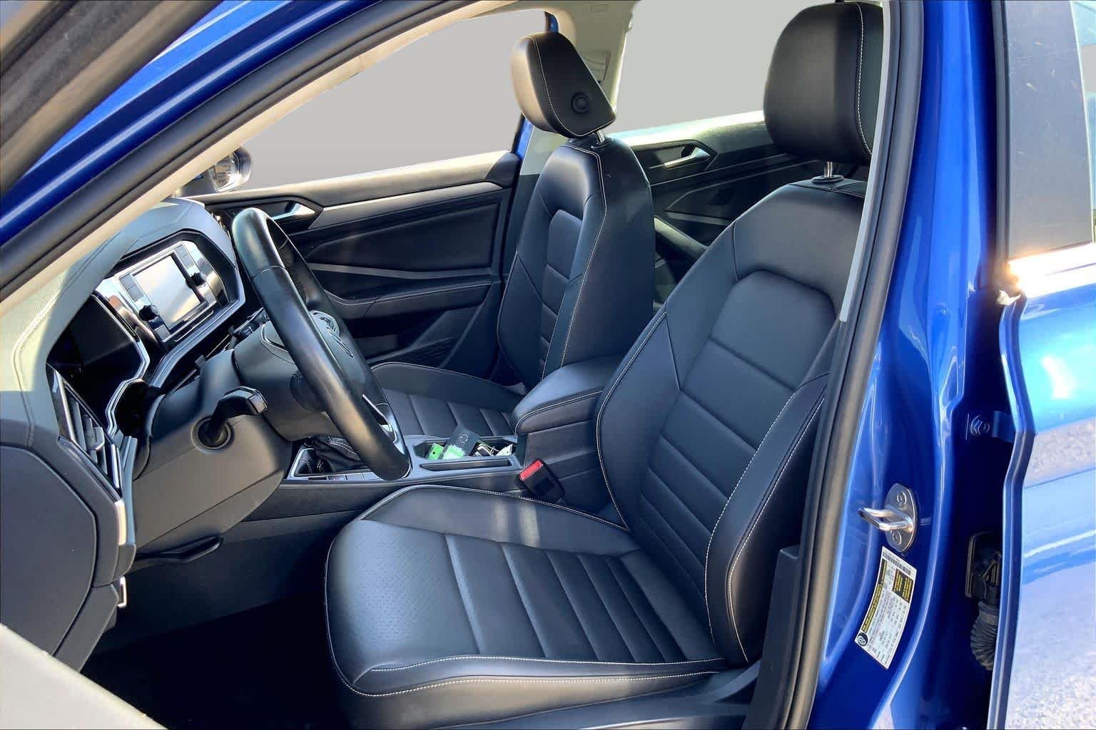 Used 2024 Rising Blue Metallic Volkswagen SE image 8