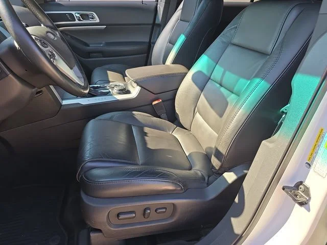 Used 2015 White Platinum Clearcoat Metallic Ford XLT image 17