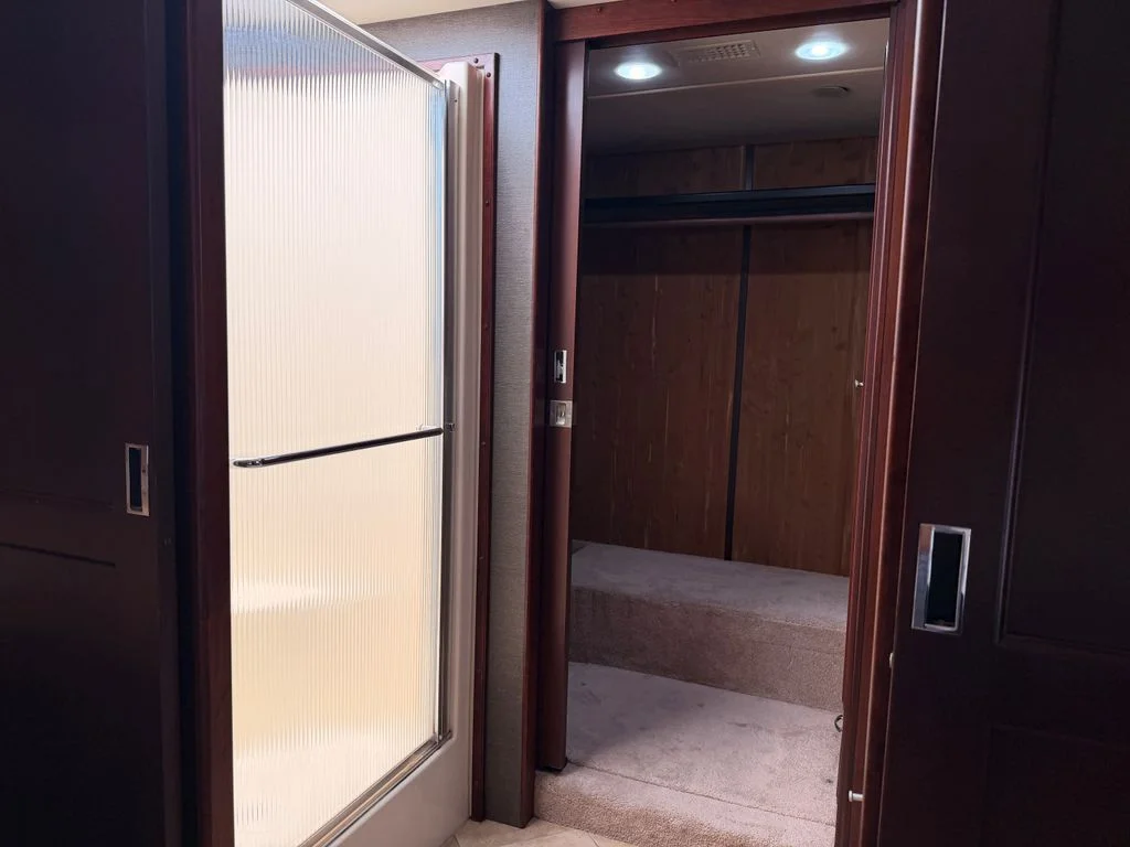 Used 2010 Black Fleetwood 42T image 28