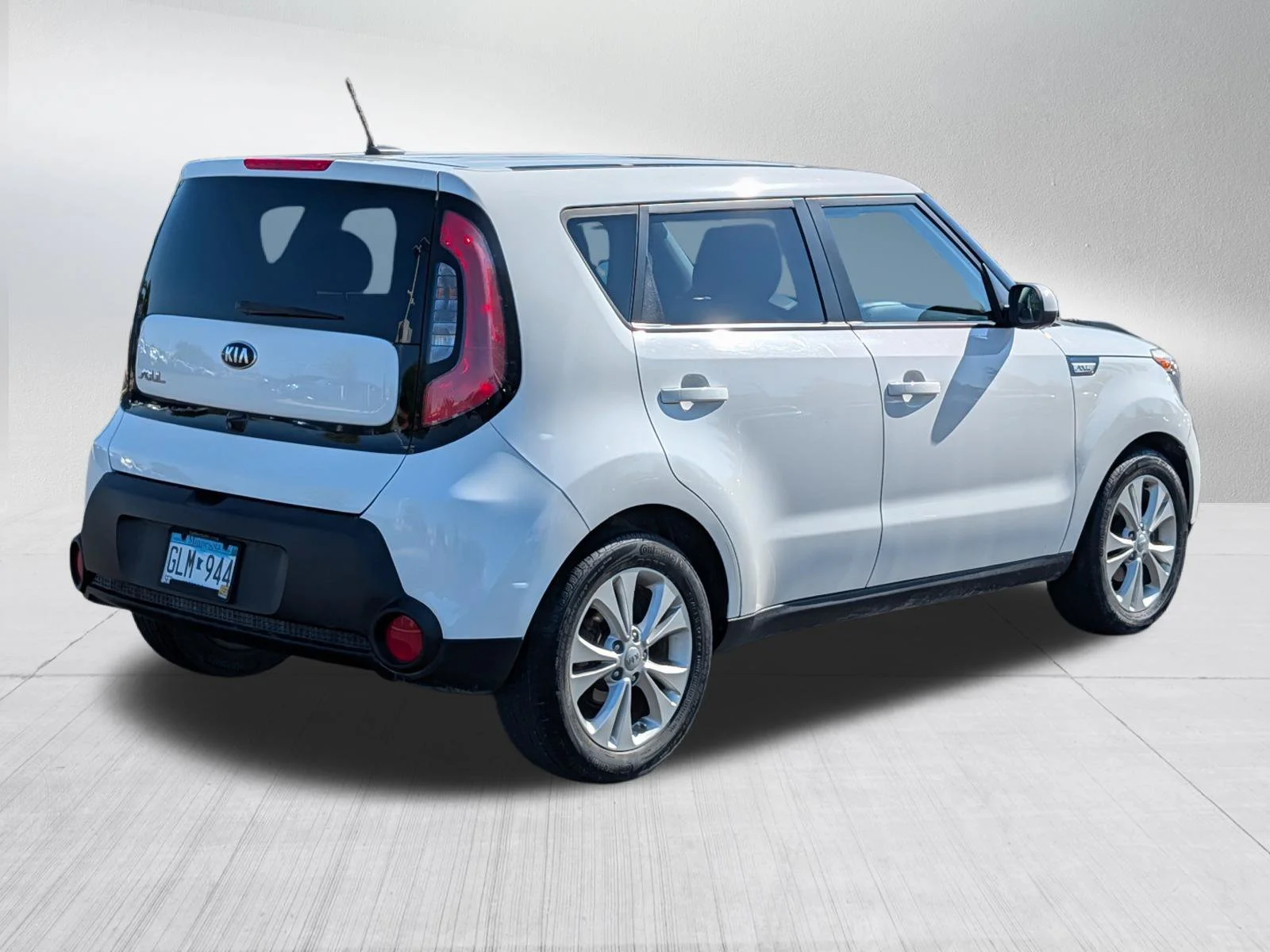 Used 2015 Clear White Kia + image 7