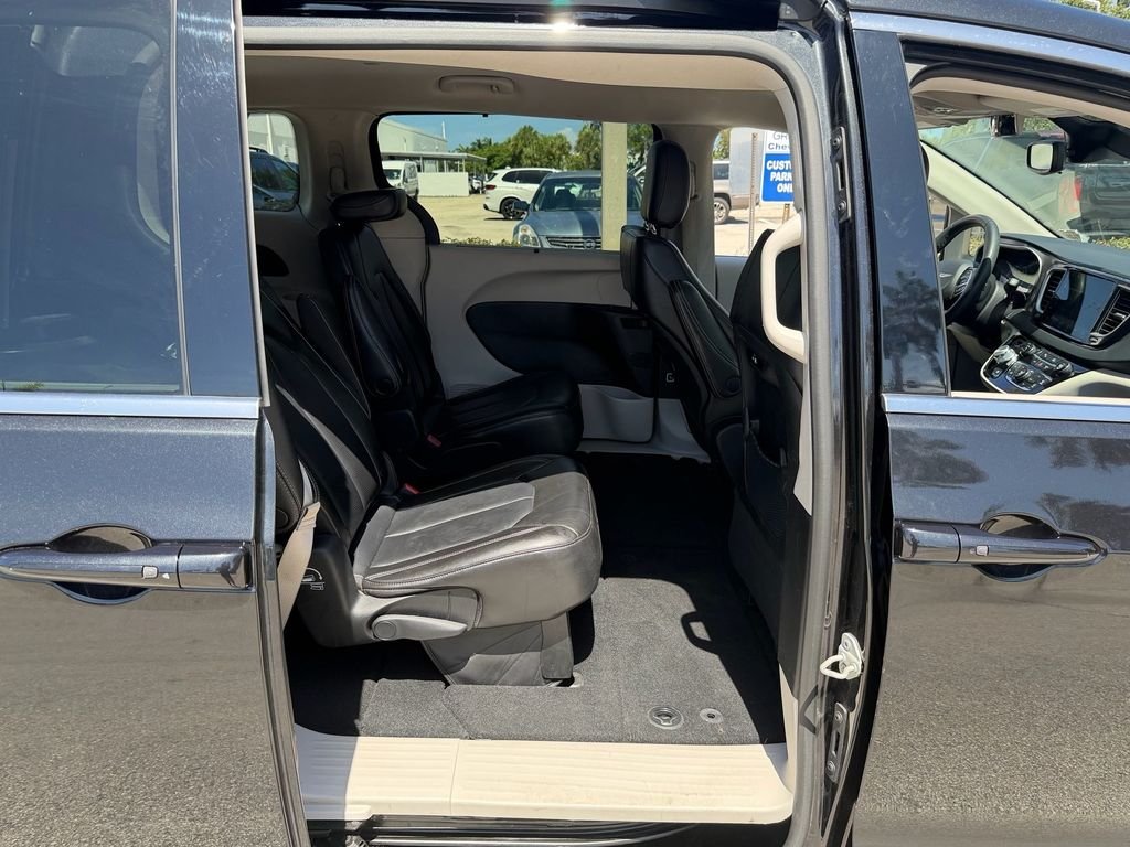 Used 2023 Black Chrysler Touring L image 17