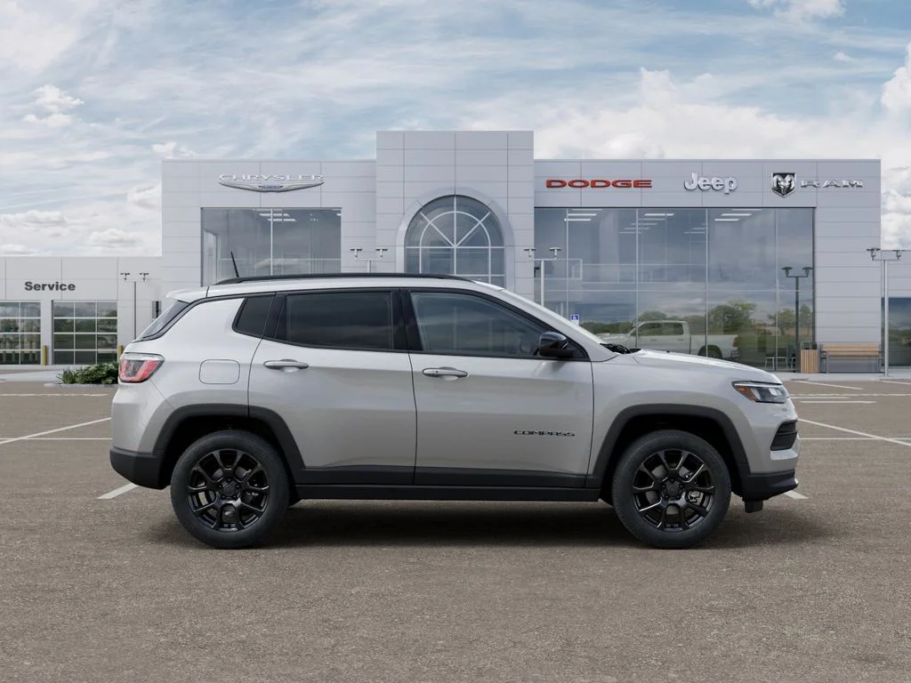 New 2026 Silver Zynith Metallic Clearcoat Jeep Latitude image 22