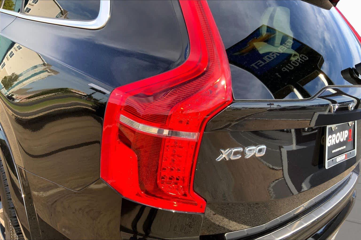 Used 2020 Onyx Black Metallic Volvo Momentum image 30